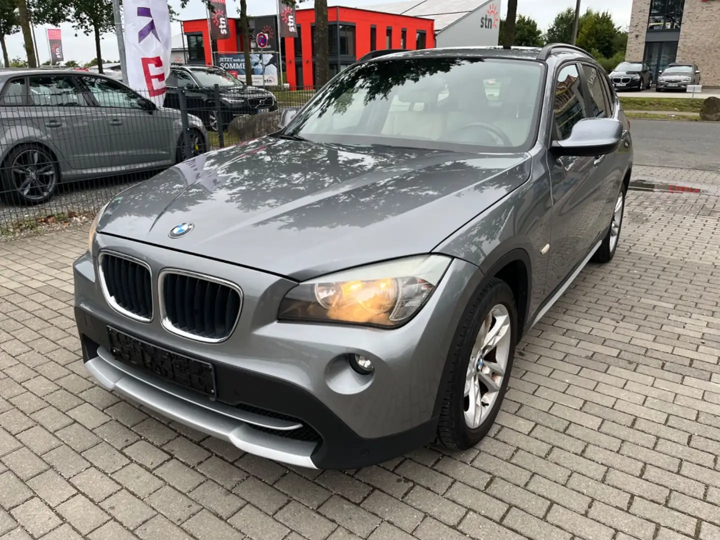 BMW X1 2.0 sDrive 18i Leder Panorama PDC Klima Sitzh Grau - 1