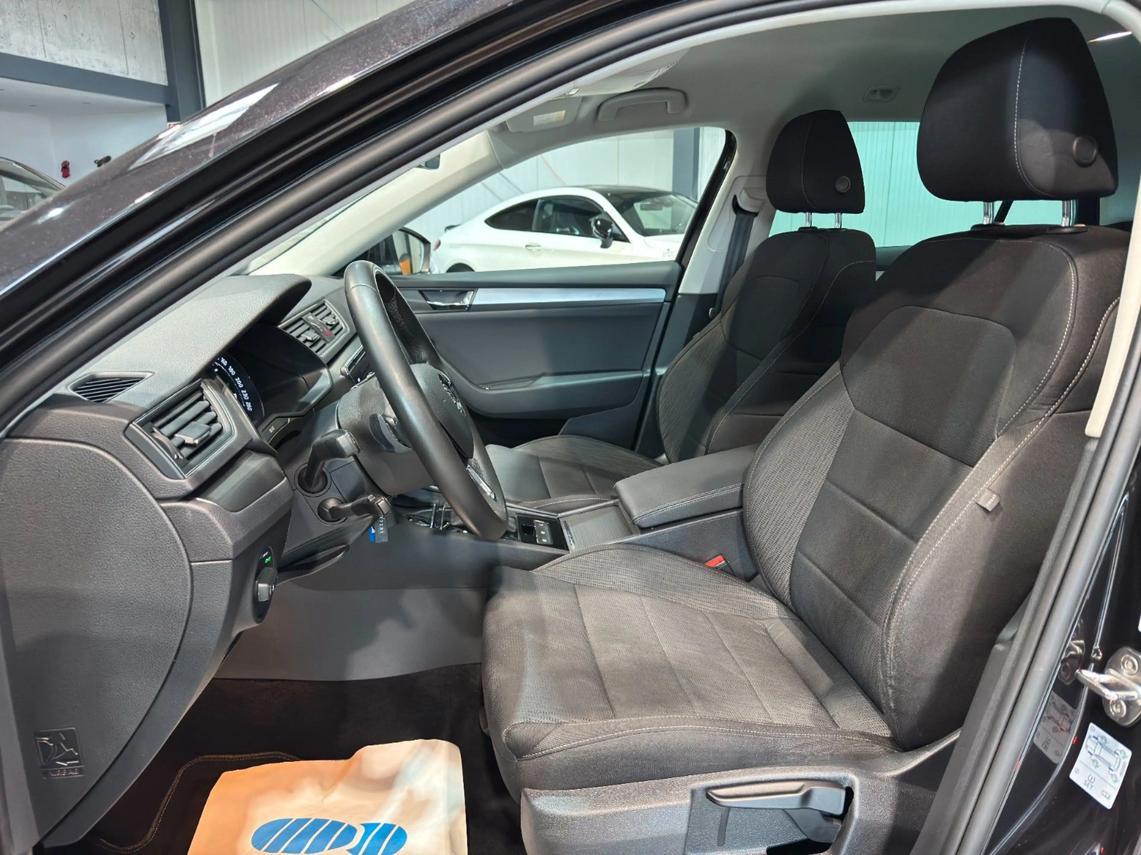 Skoda Superb /Combi/Ambition/4x4/AHK/TOUCH/ACC/SHZ — photo 9