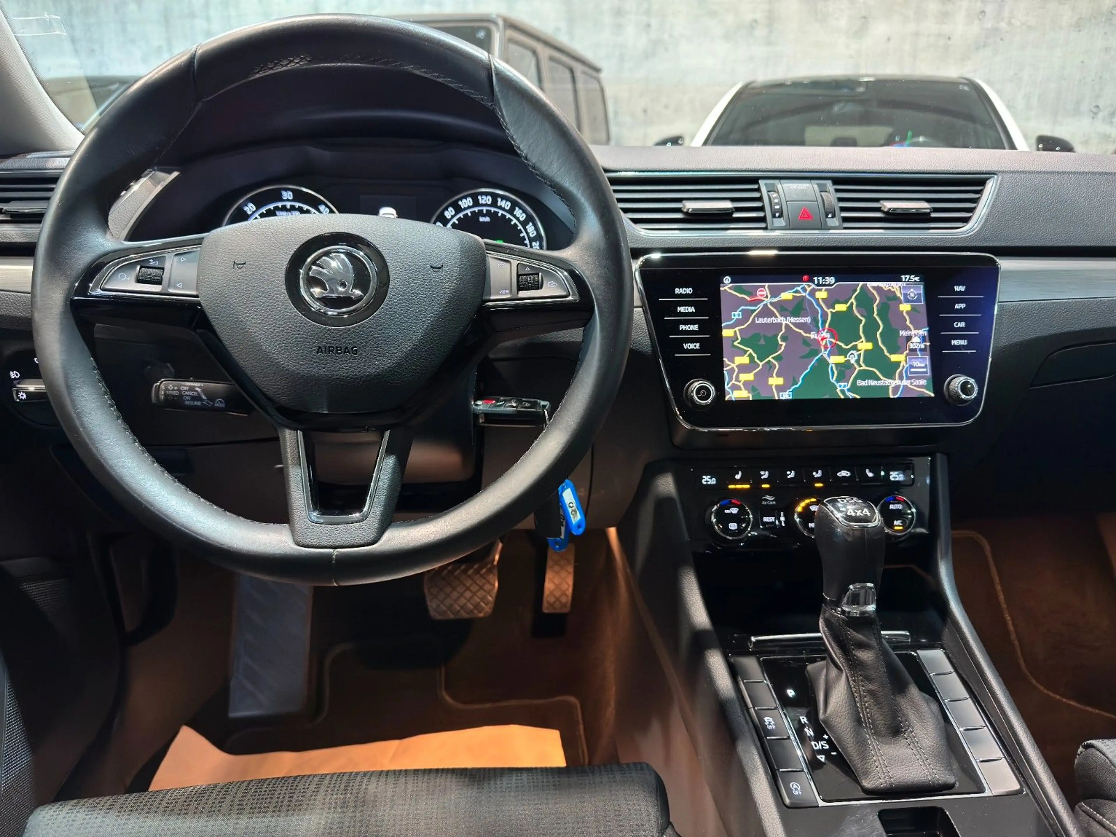 Skoda Superb /Combi/Ambition/4x4/AHK/TOUCH/ACC/SHZ — photo 11