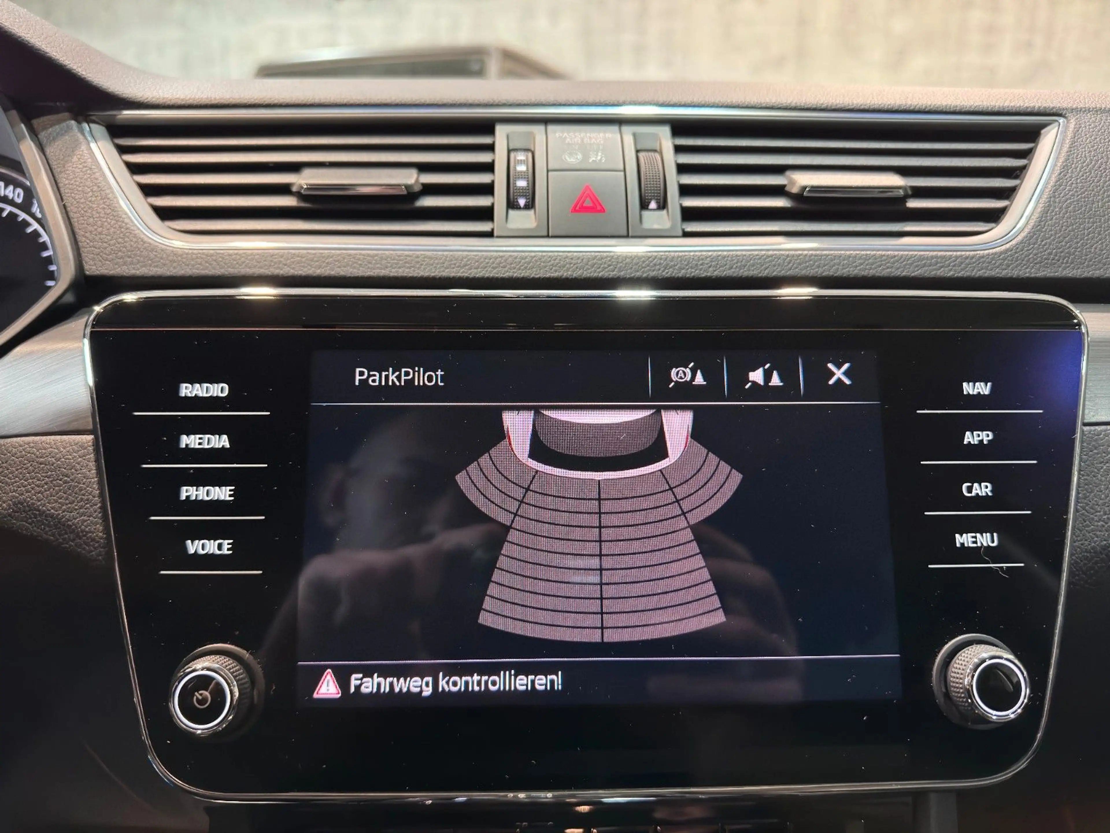 Skoda Superb /Combi/Ambition/4x4/AHK/TOUCH/ACC/SHZ — photo 12