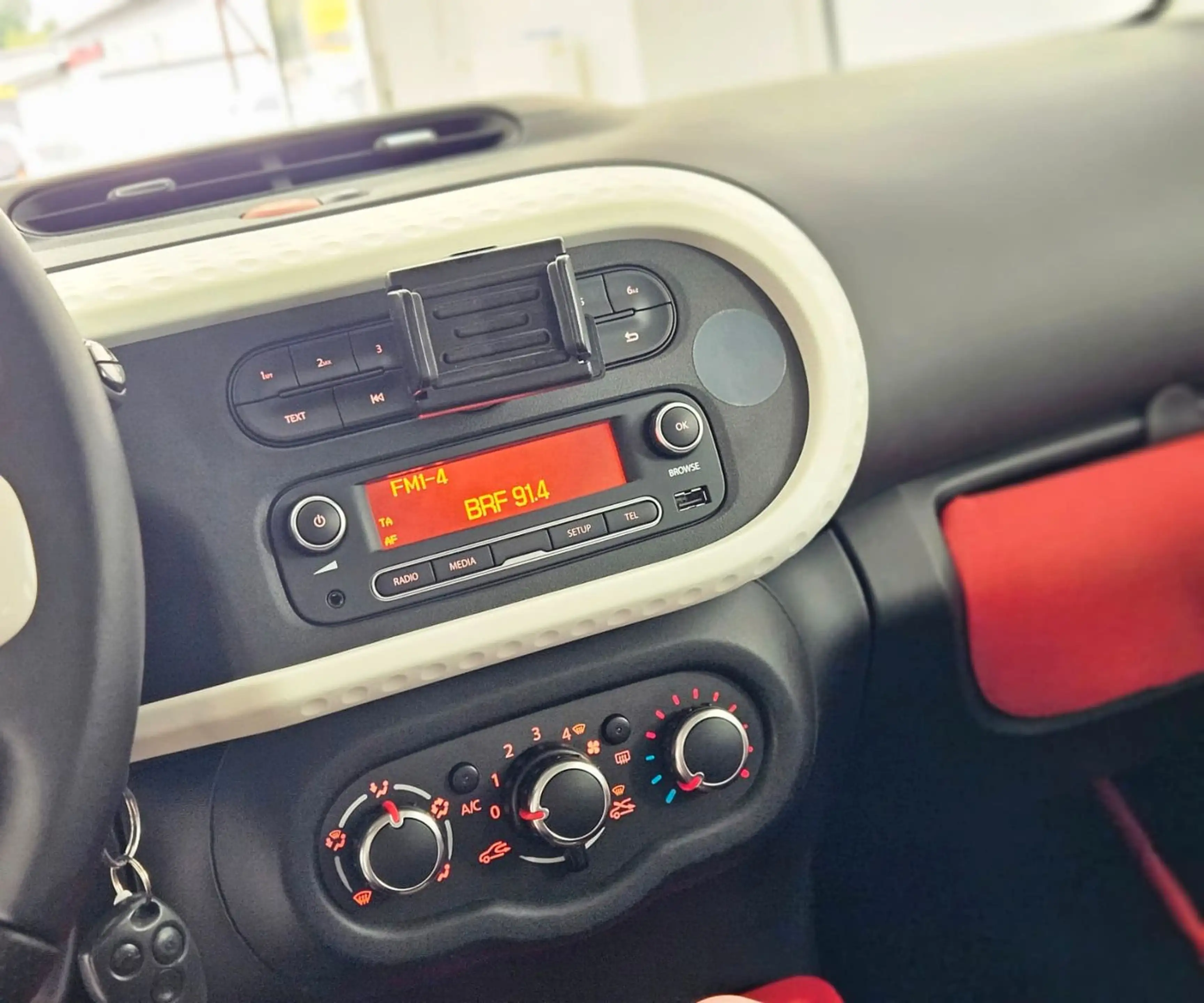 Renault Twingo Dynamique *PANO*SHA*KLIMA*PDC*SSA*TEMPO* — photo 14
