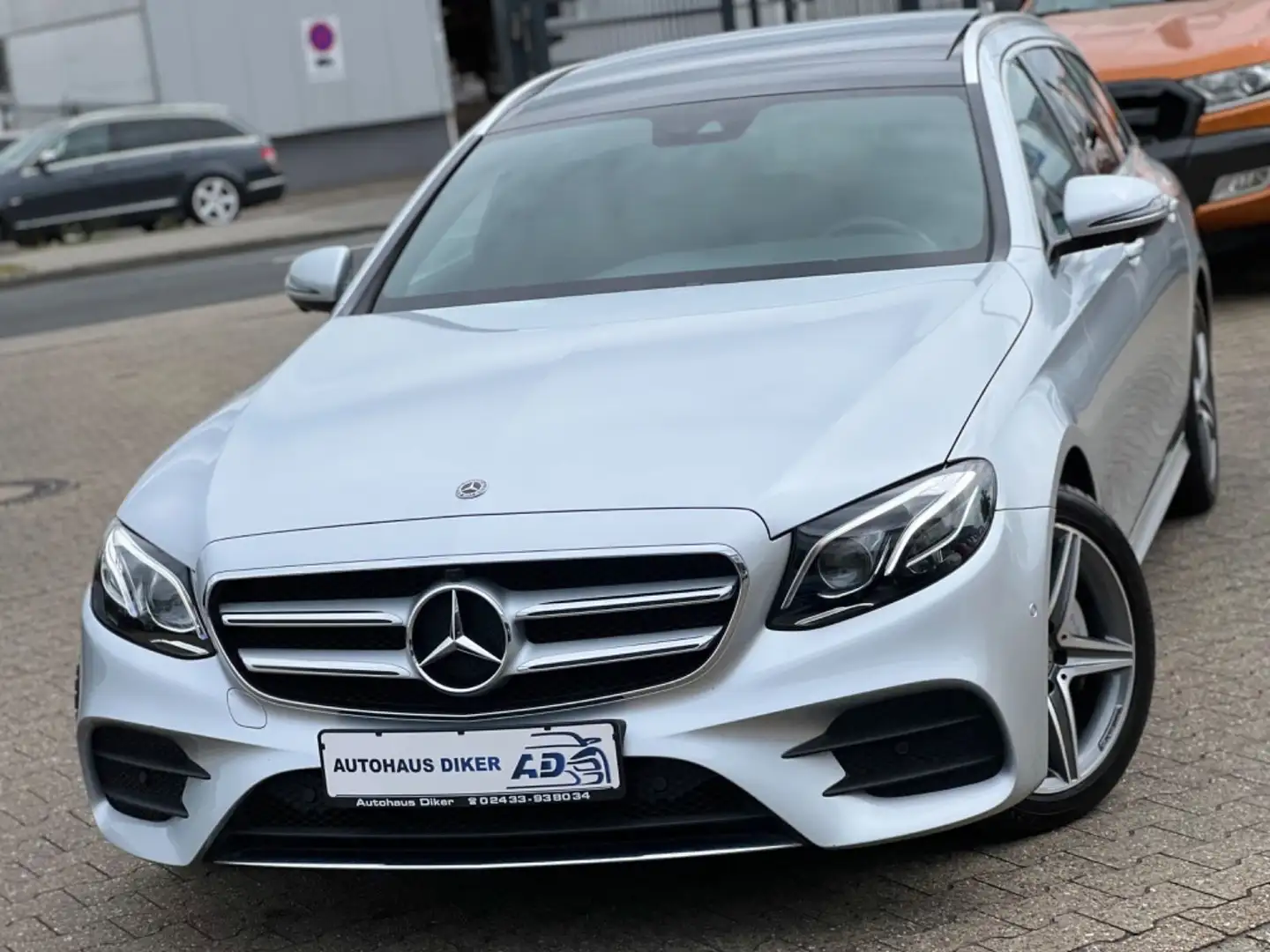 Mercedes-Benz E 200 d T AMG Line Pano, Widescreen, MultiBeam Argent - 1