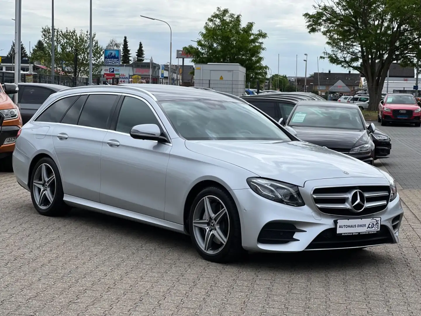 Mercedes-Benz E 200 d T AMG Line Pano, Widescreen, MultiBeam Argent - 2