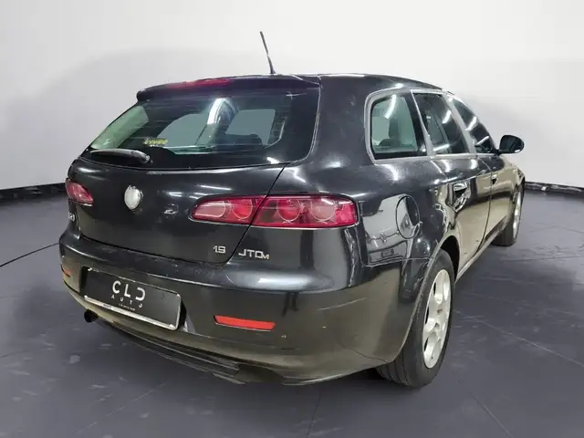 Alfa Romeo 159 view 3