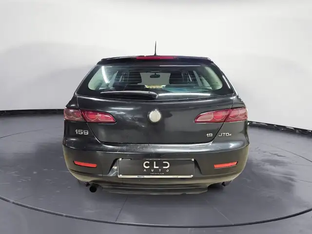Alfa Romeo 159 view 4
