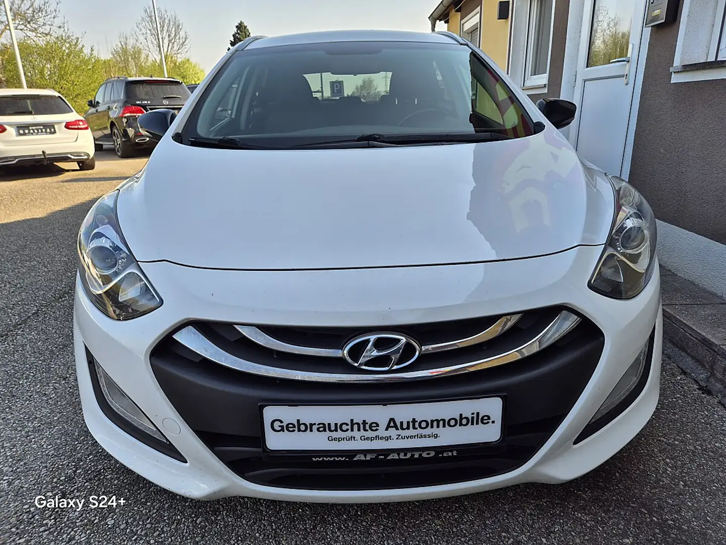 Hyundai i30 CW 1,6 CRDi Go Weiß - 2