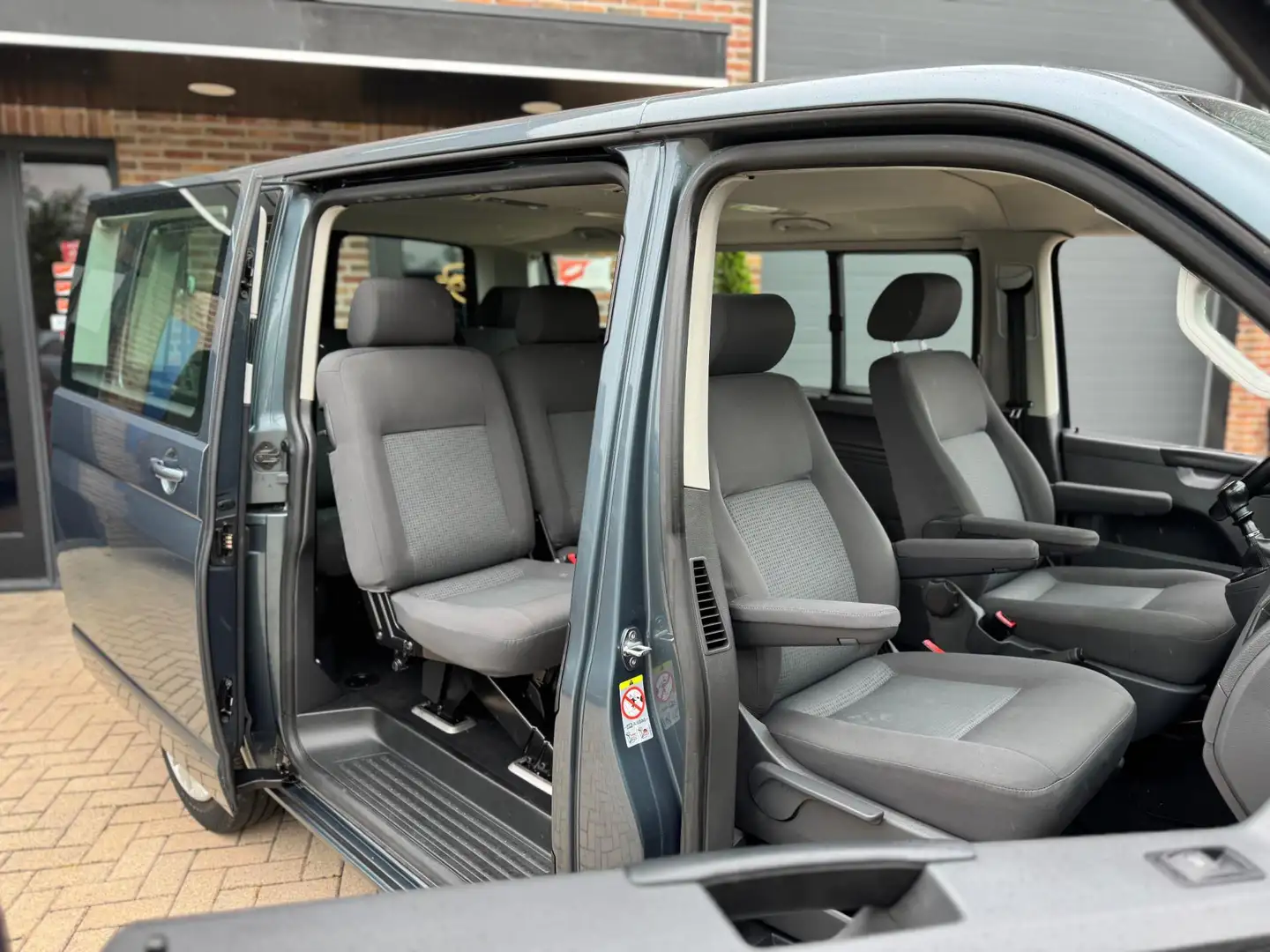 Volkswagen 2.0 Benzine 8 Personen Bus Caravelle Cruise Contro Grijs - 2