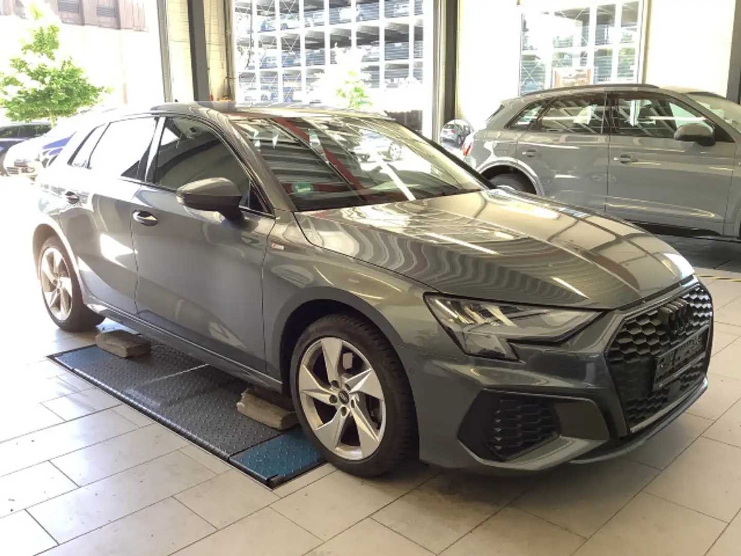 Audi A3 40 TFSI e-tron S line CarPlay Sound Grau - 2