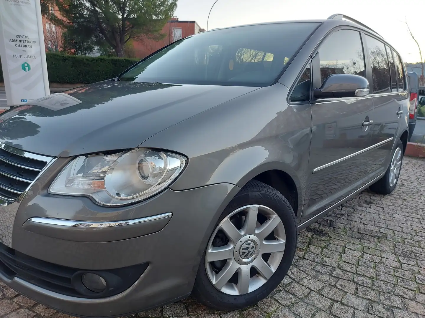 Volkswagen Touran 2.0 16S TDI 140 Sportline Gris - 2