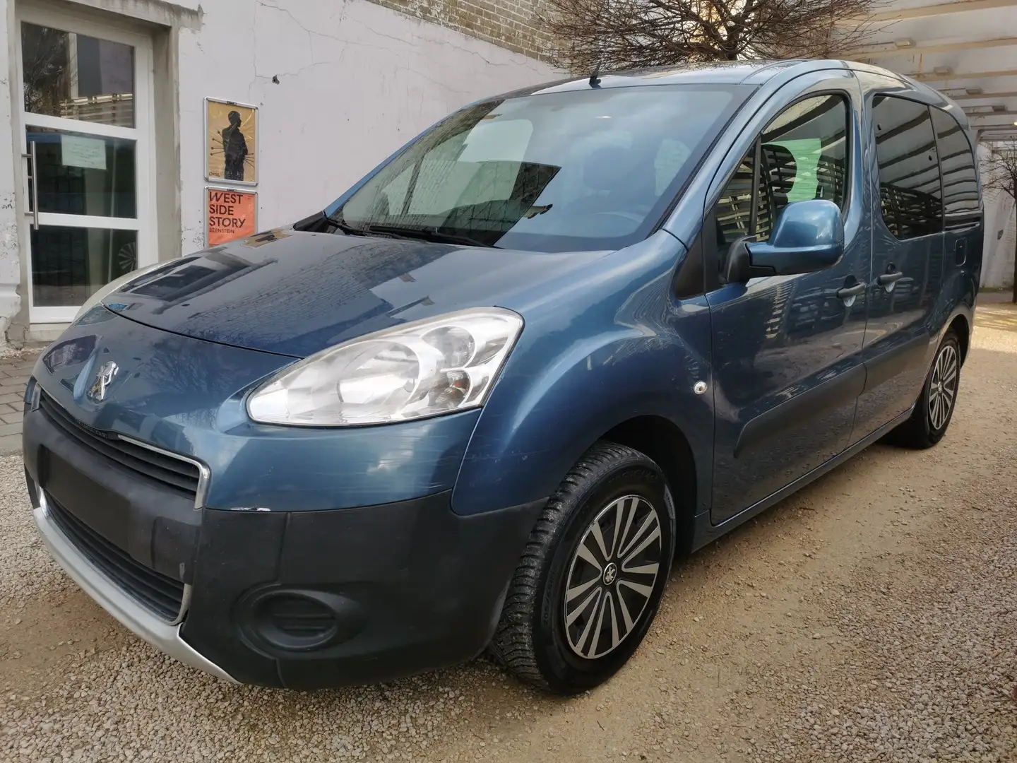 Peugeot Partner Tepee 1.6 e-HDi Style STT Blau - 1