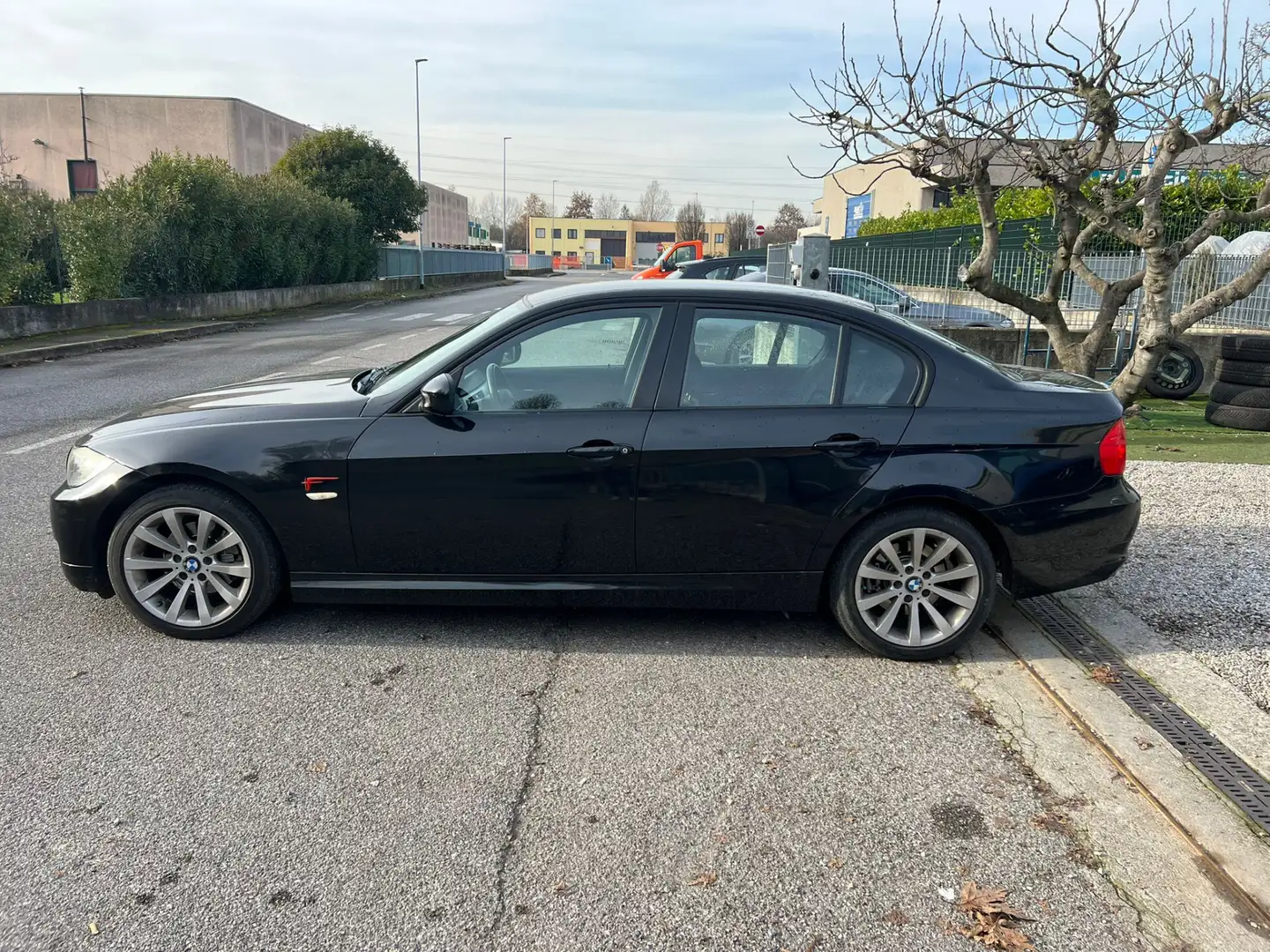 BMW 320 318d 2.0 143CV cat Futura Schwarz - 2