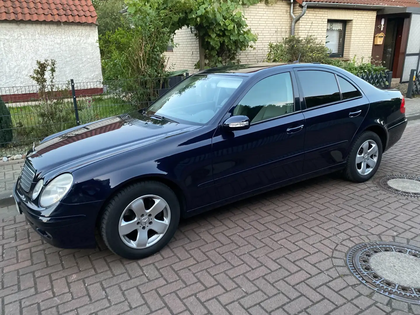 Mercedes-Benz E 200 E 200 CDI Automatik Classic (s. Beschreibung) Albastru - 1