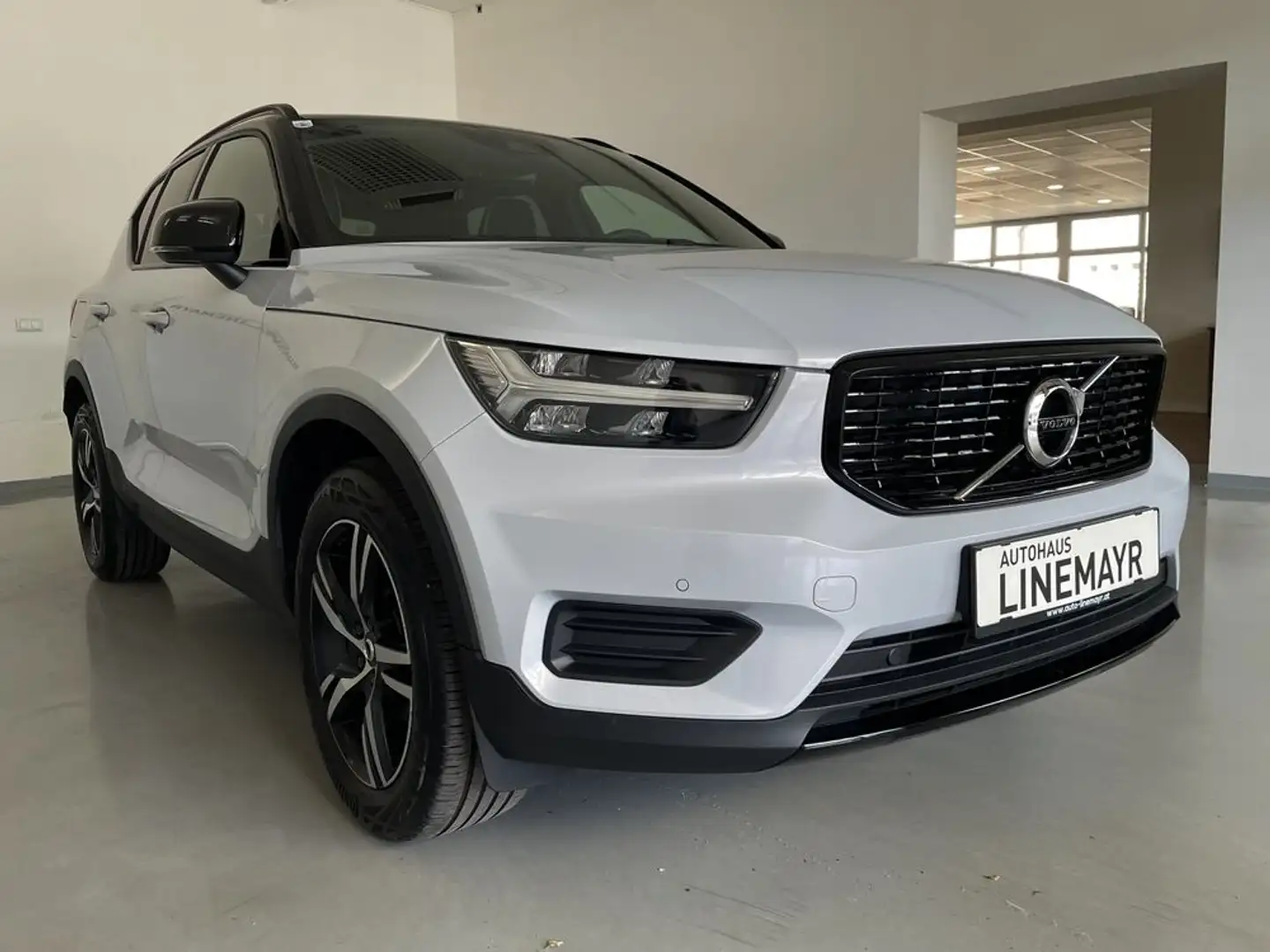 Volvo XC40 R-Design 2WD Automatik Zilver - 2