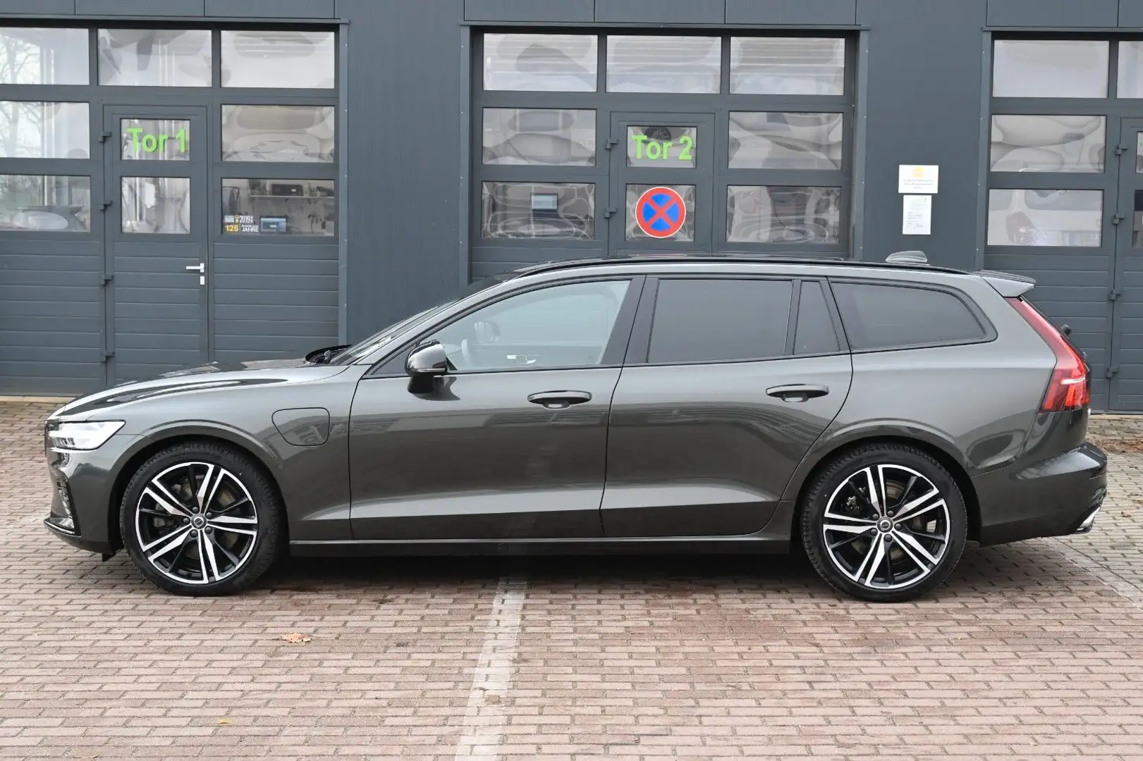 Volvo V60 Recharge T6 AWD R-Design Grey - 2
