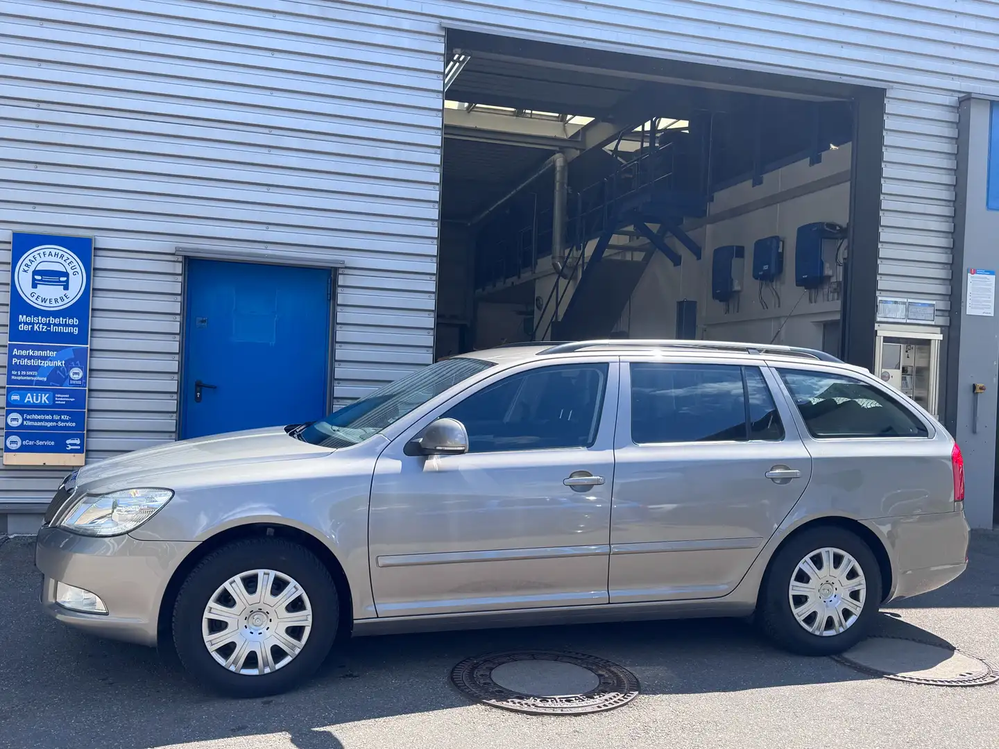 Skoda Octavia Ambiente mit AHK Beige - 2