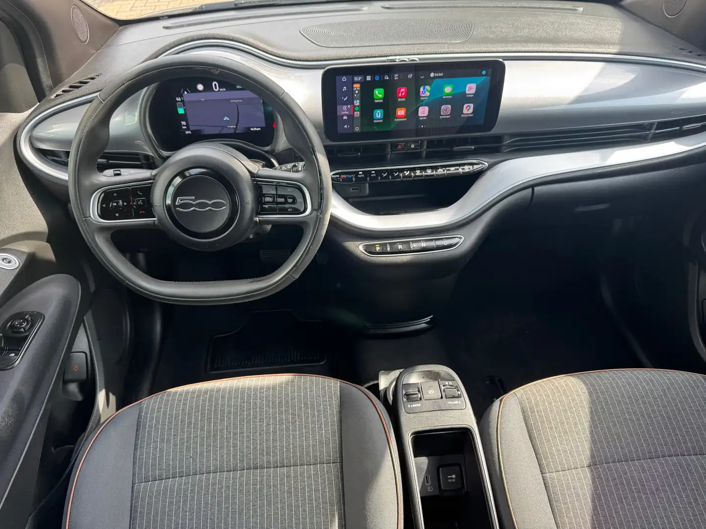 Fiat 500 3+1 Icon 42 kWh * Black edition * AppleCarplay * C Šedá - 2