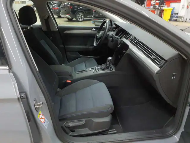 Volkswagen Passat view 8