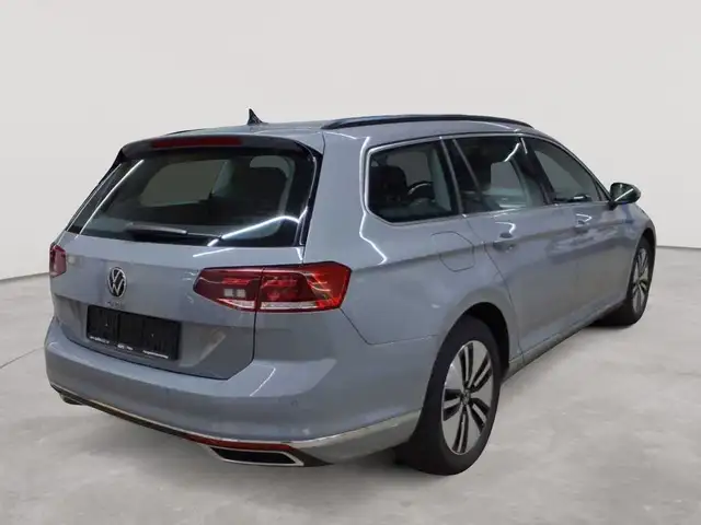 Volkswagen Passat view 4