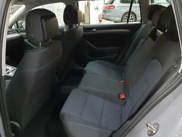 Volkswagen Passat view 13