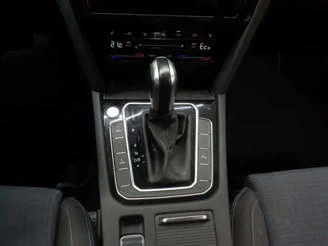 Volkswagen Passat view 10
