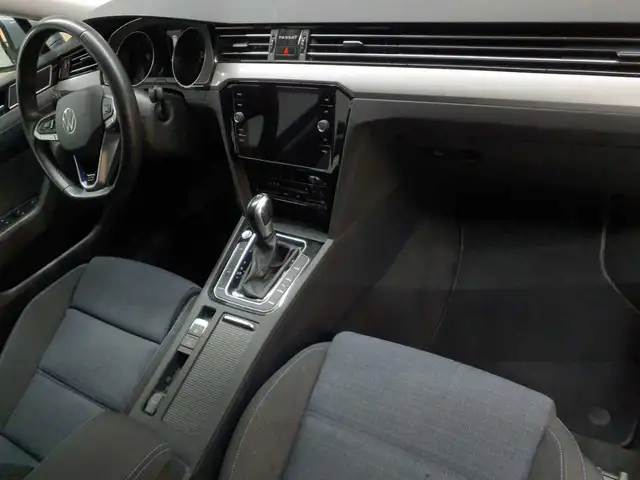 Volkswagen Passat view 9