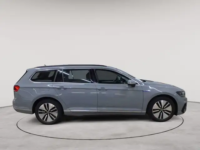 Volkswagen Passat view 3