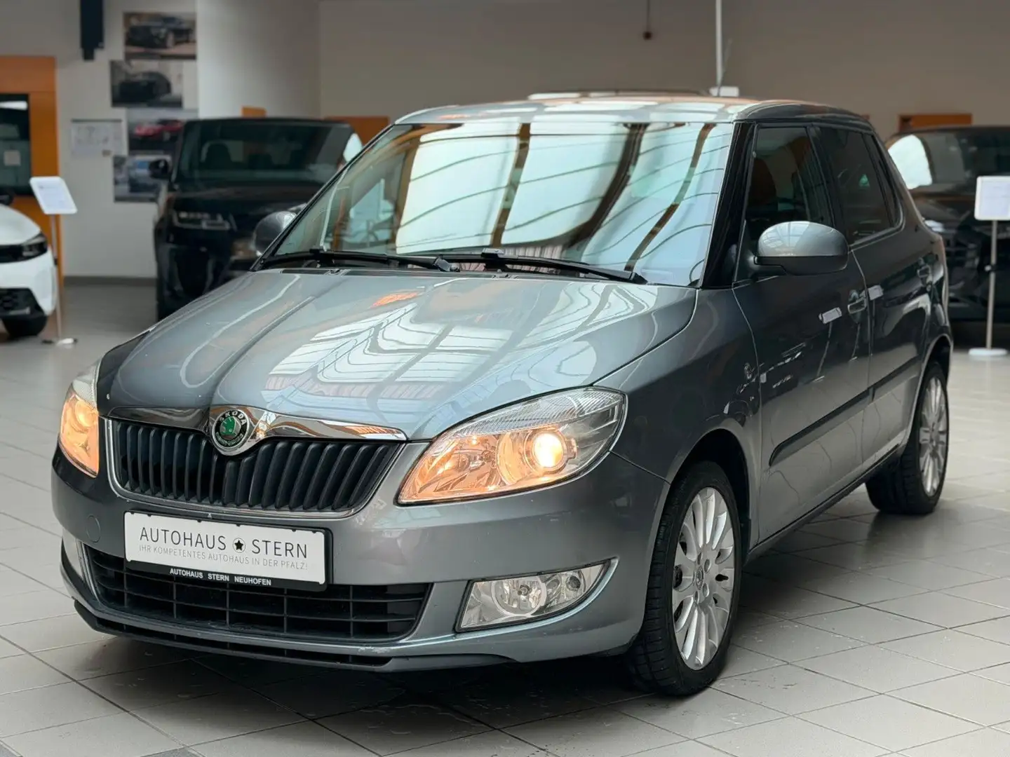 Skoda Fabia |Automatik|PDC|AHK|Klima|SHZ|Tempomat|AUX Grau - 1