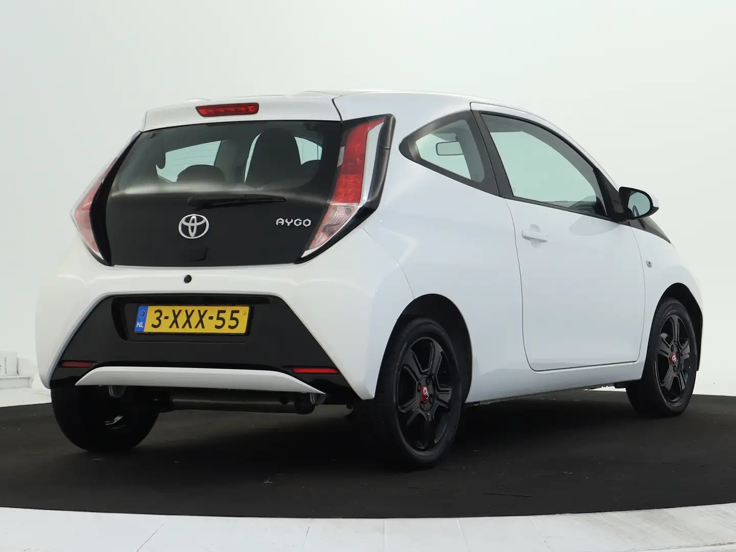 Toyota Aygo 1.0 VVT-i x-play Airco | Achteruitrijcamera | Lich Blanc - 2