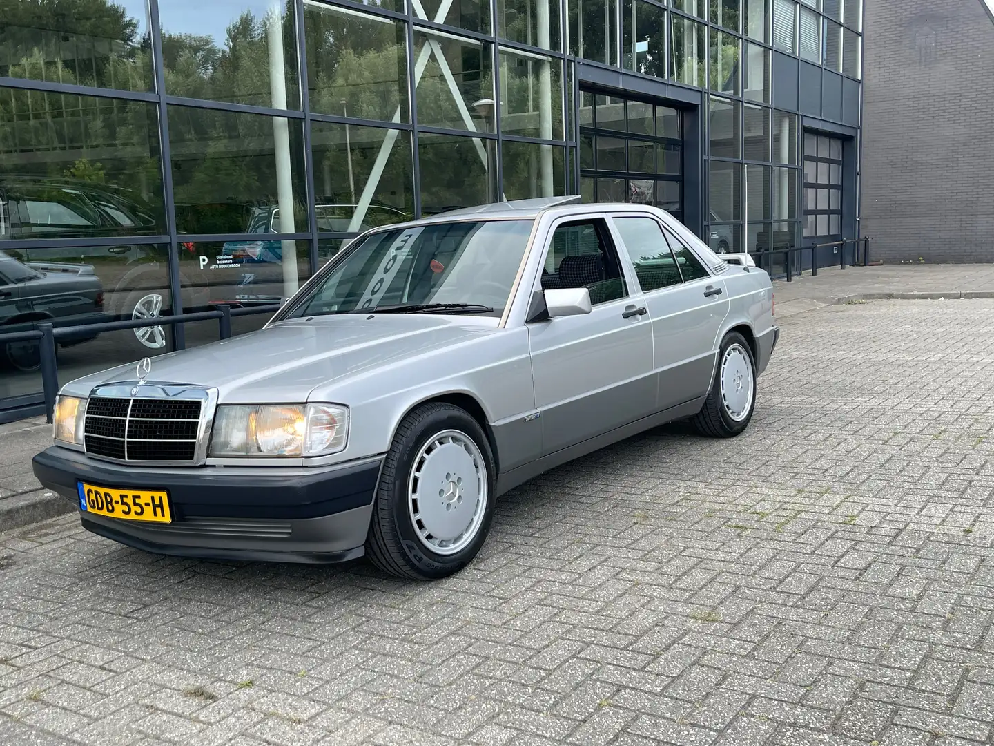 Mercedes-Benz 190 190 2.3 Standard Срібний - 1