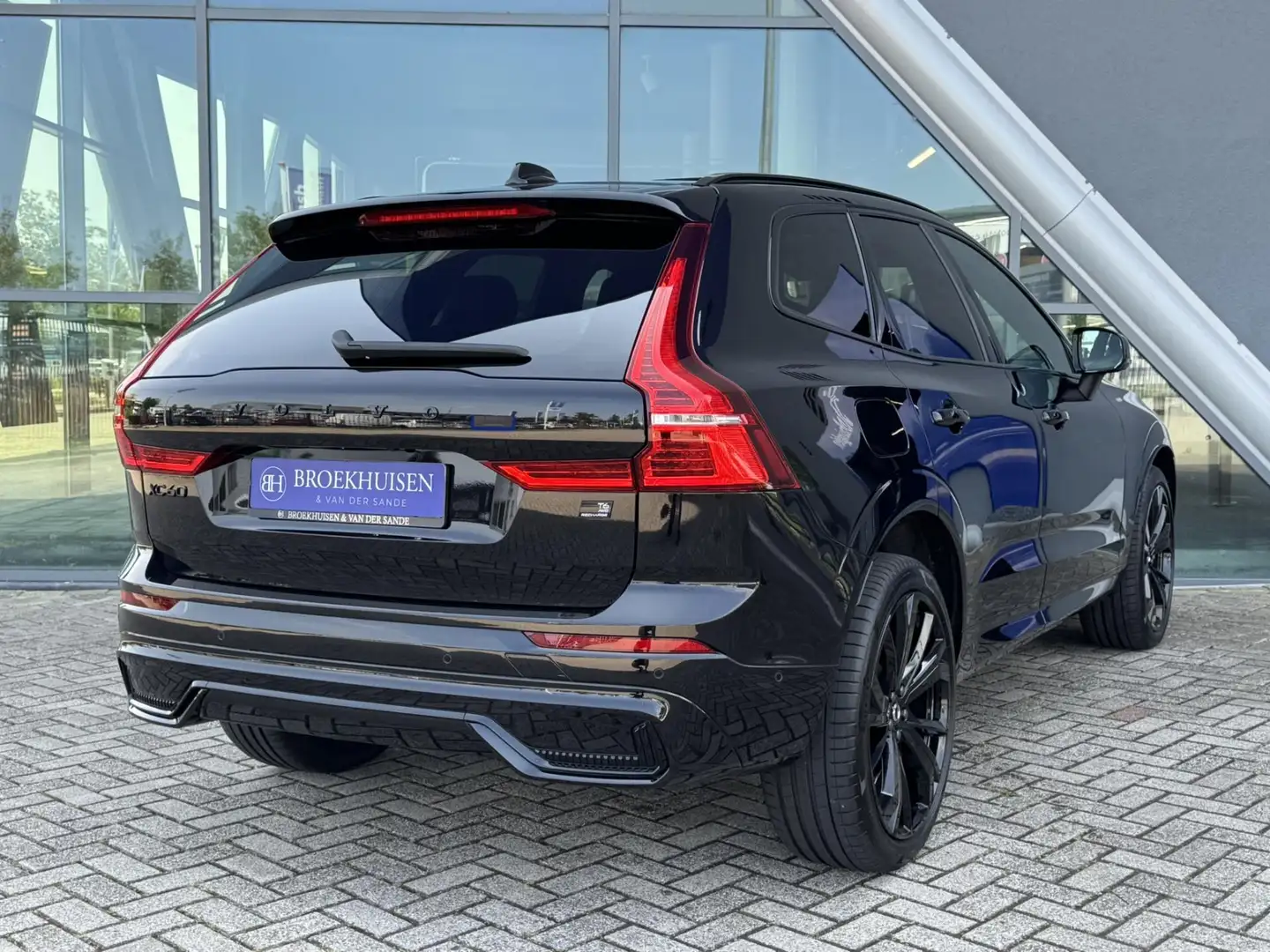 Volvo XC60 2.0 T8 Plug-in hybrid AWD Ultimate Black Edition 4 Zwart - 2