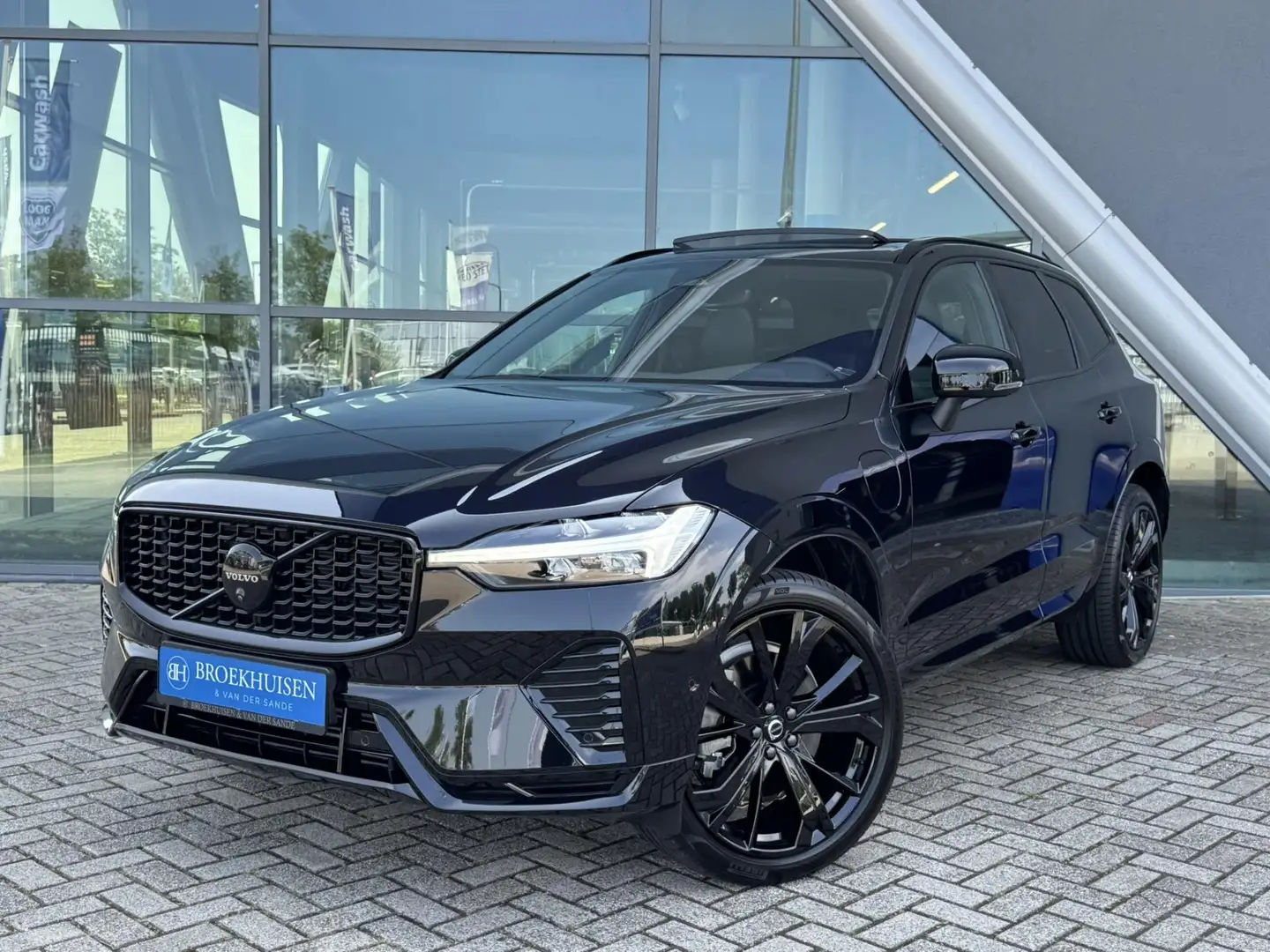 Volvo XC60 2.0 T8 Plug-in hybrid AWD Ultimate Black Edition 4 Zwart - 1