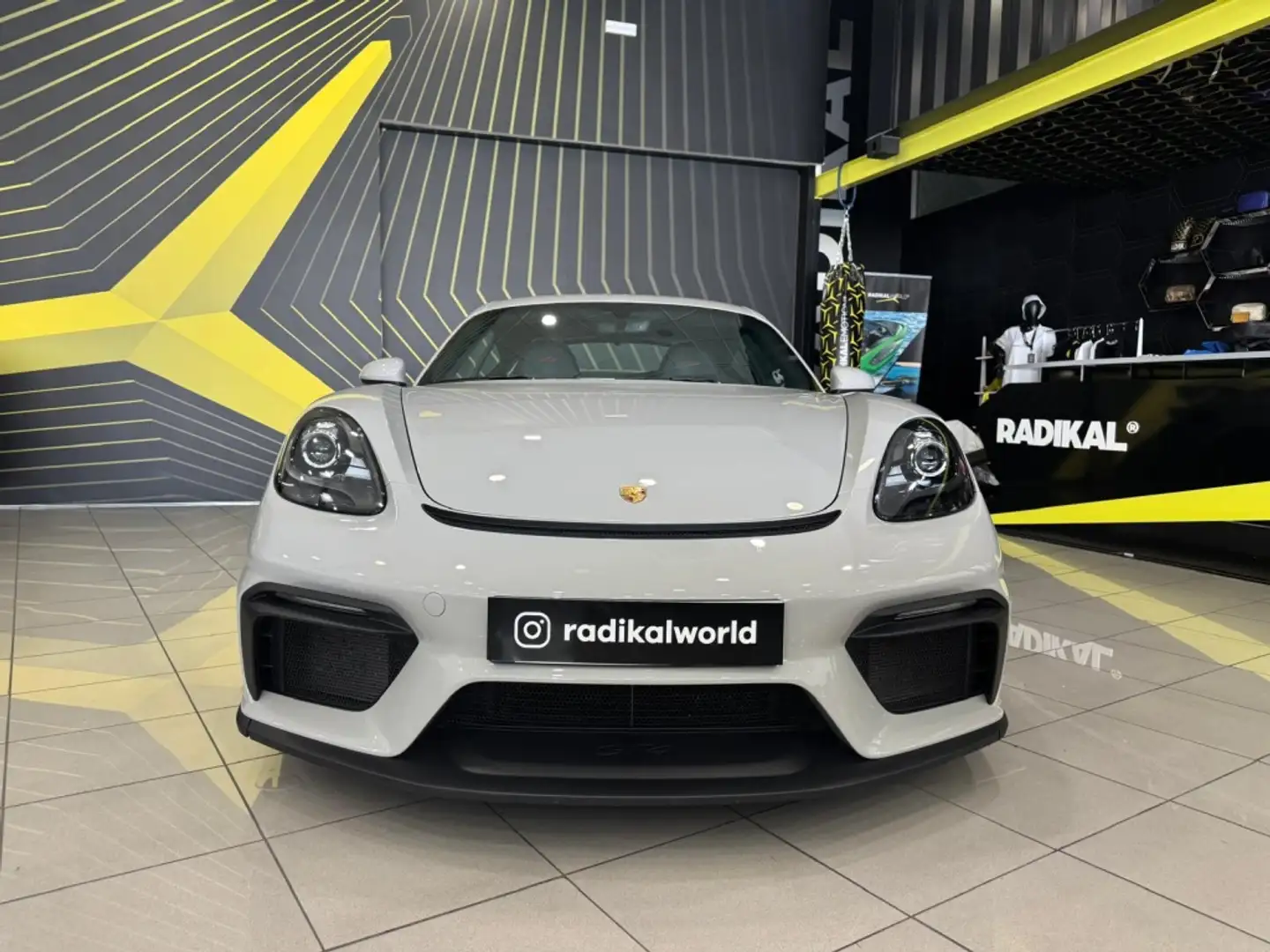 Porsche Cayman GT4 Grau - 2