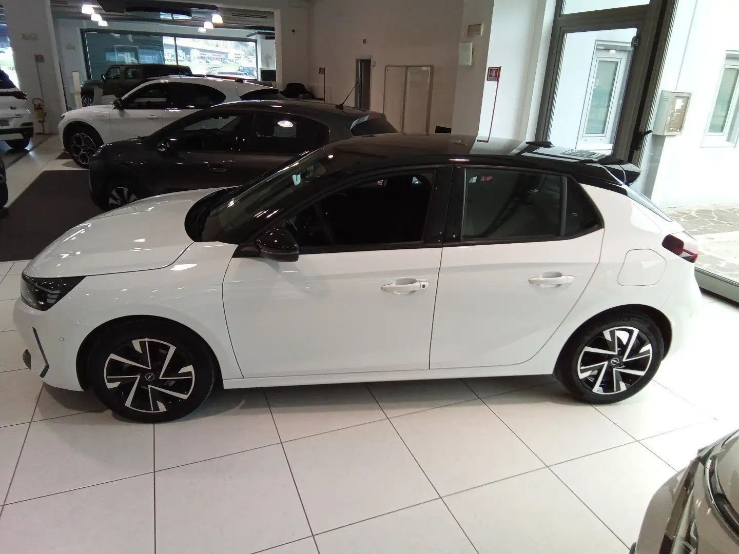 Opel Corsa 1.2 GS Wit - 2