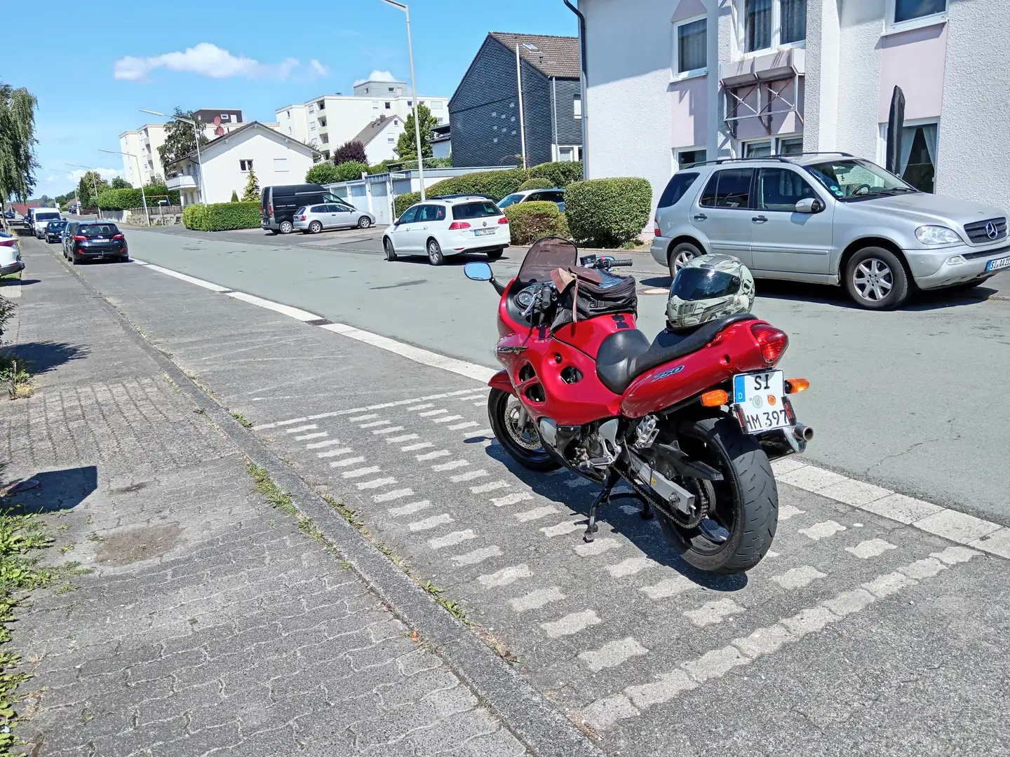 Suzuki GSX 750 Rouge - 1