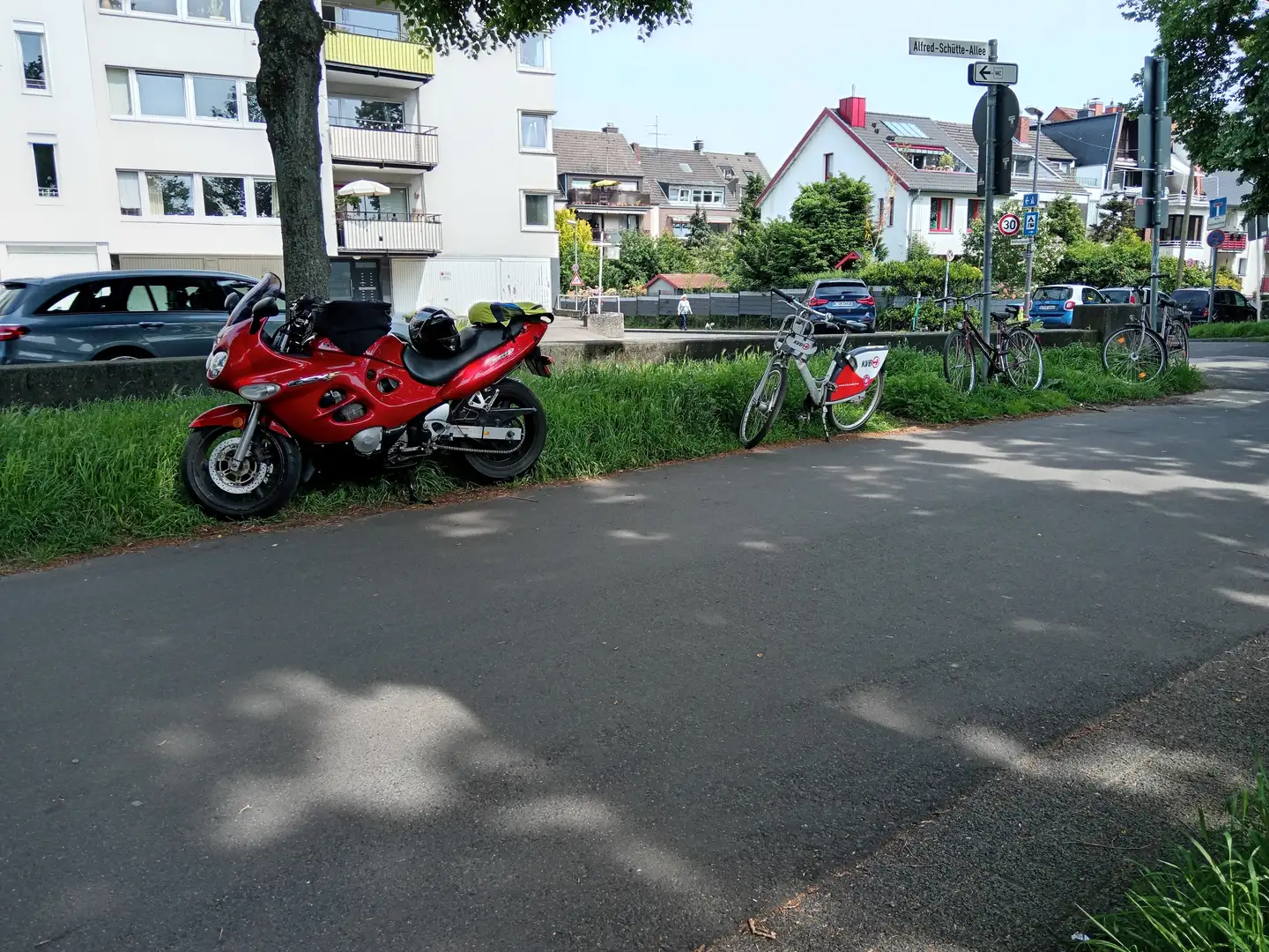 Suzuki GSX 750 Rouge - 2