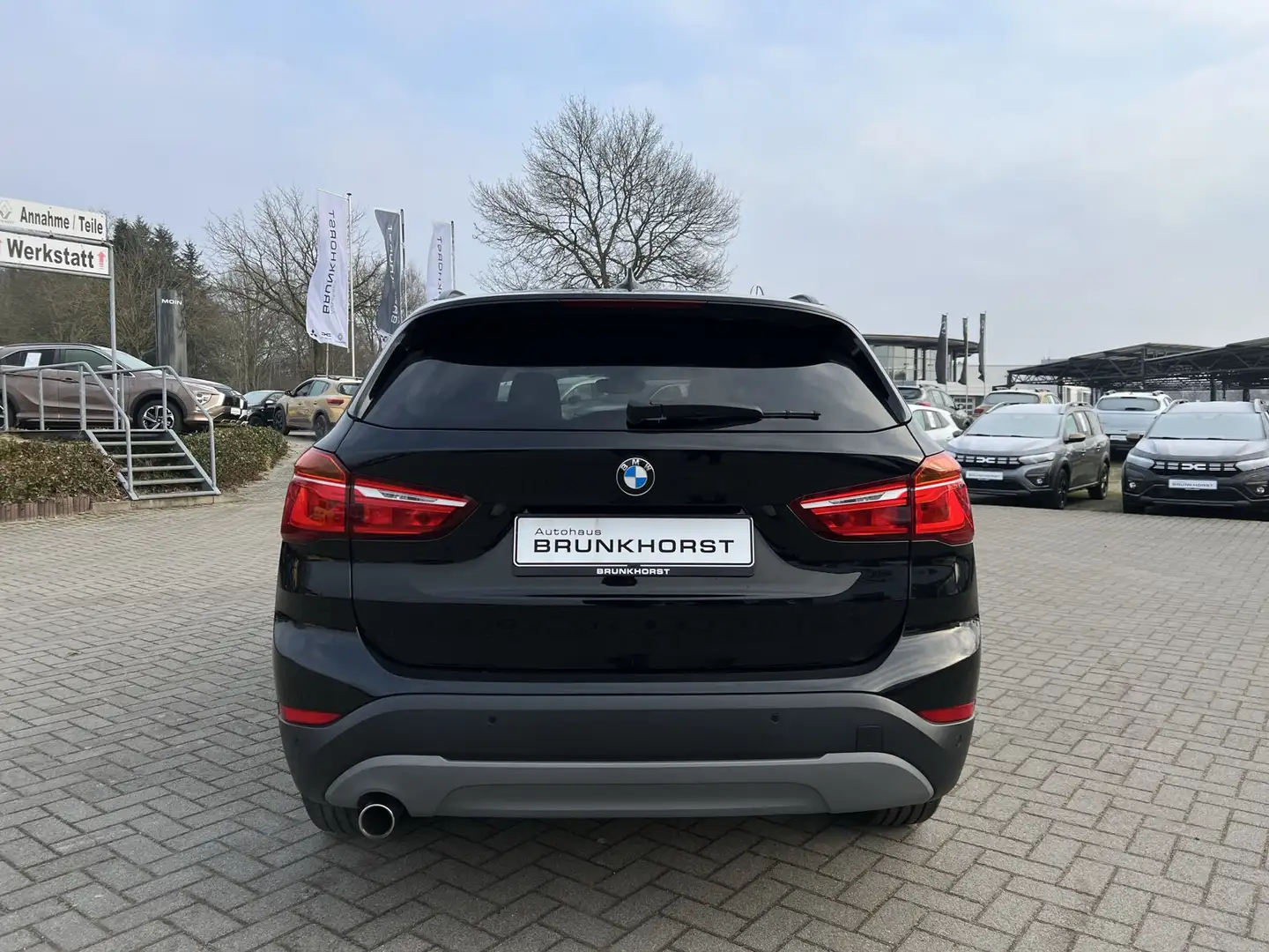 BMW X1 sDrive18i Advantage SHZ+PDC+8-fach bereift Noir - 2