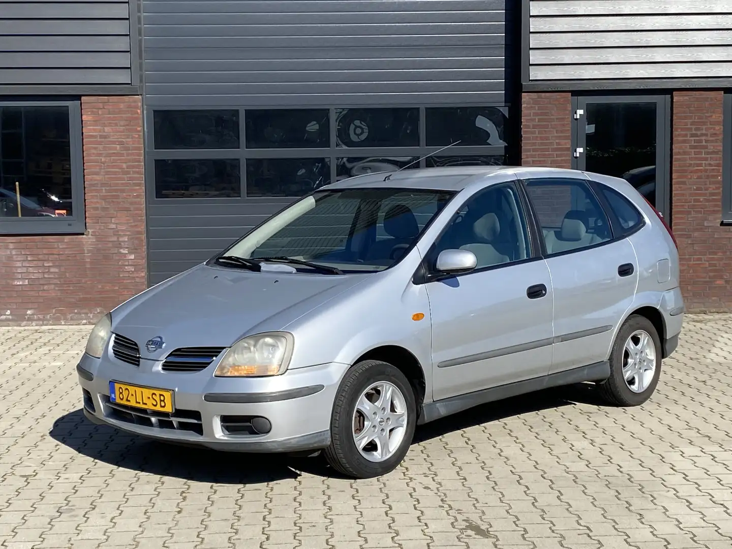 Nissan Almera Tino 1.8 Comfort, AIRCO, 166.718 KM NAP, APK TOT 27-08- Gris - 1