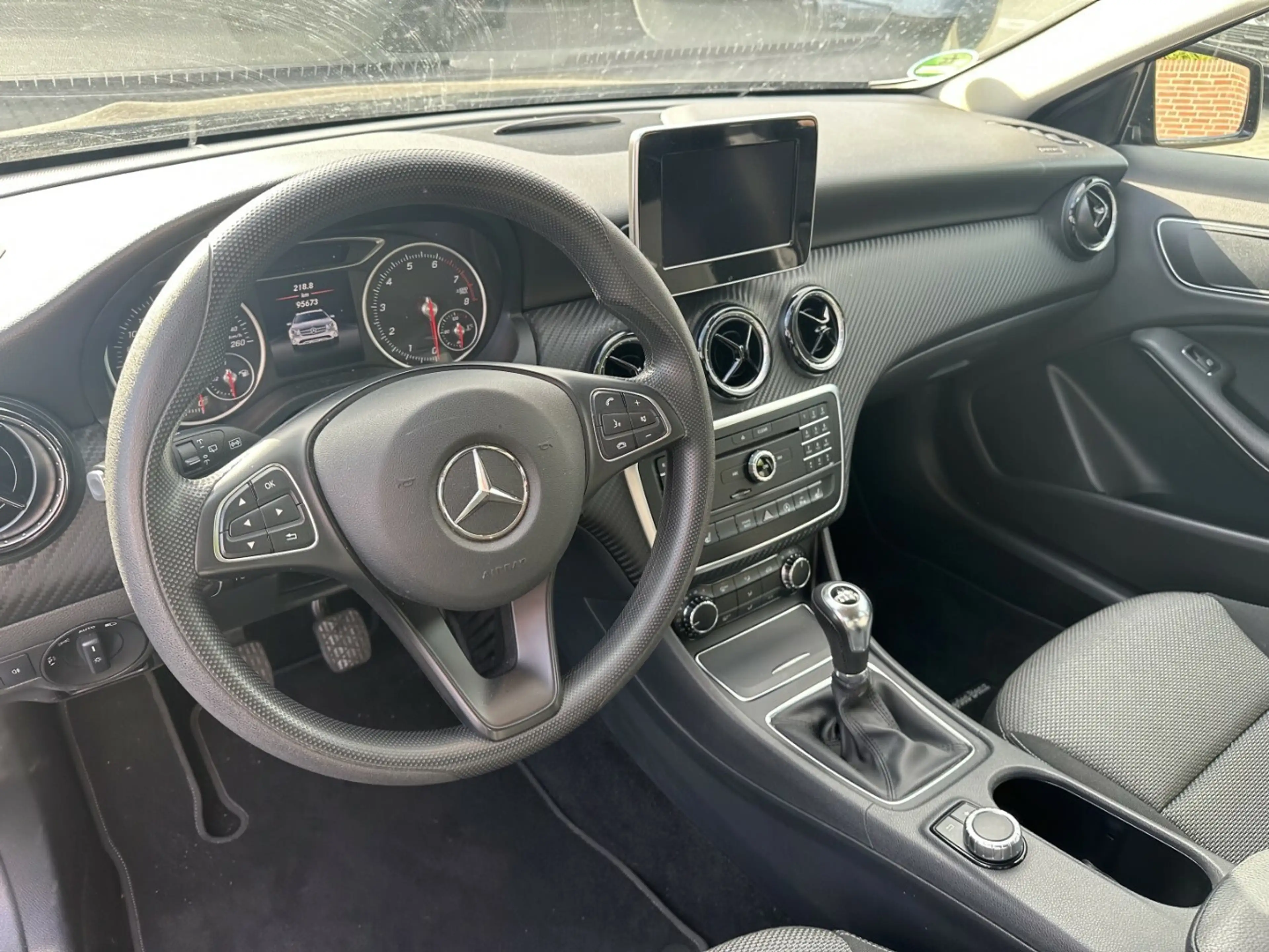 Mercedes-Benz GLA 180 +Navi+Sitzheizung+ — photo 7