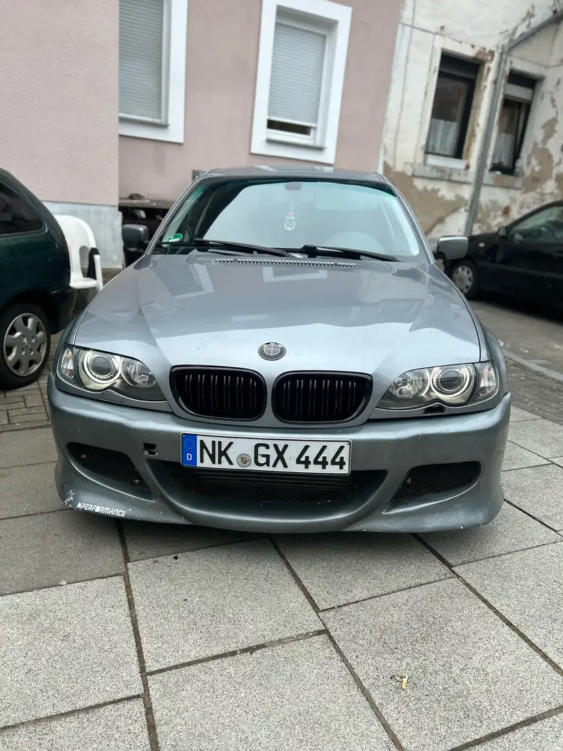 BMW 318 318d Edition Exclusive HU-2026 Szary - 1