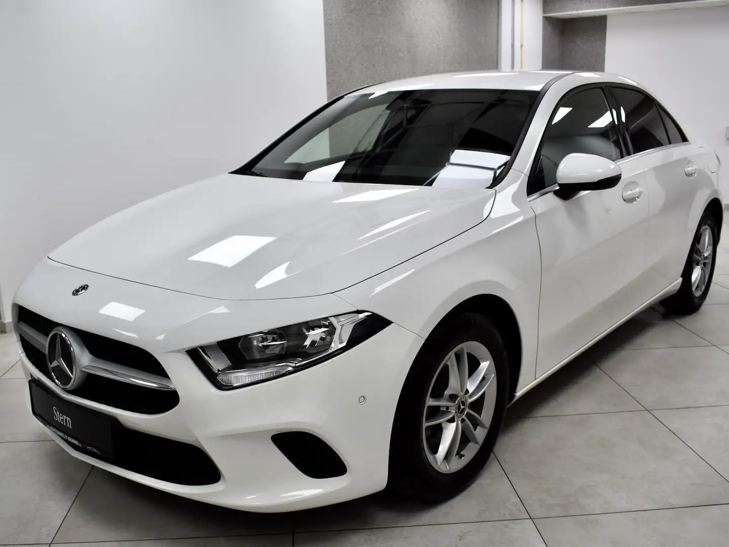 Mercedes-Benz A 200 Limousine Style MBUX Navi SHZ Ambiente Weiß - 2