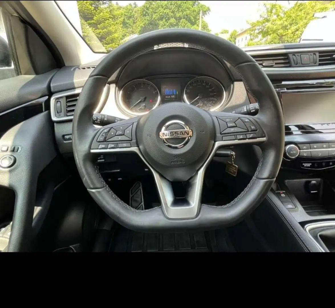 Nissan Qashqai 1,3 DIG-T Shiro Grau - 2
