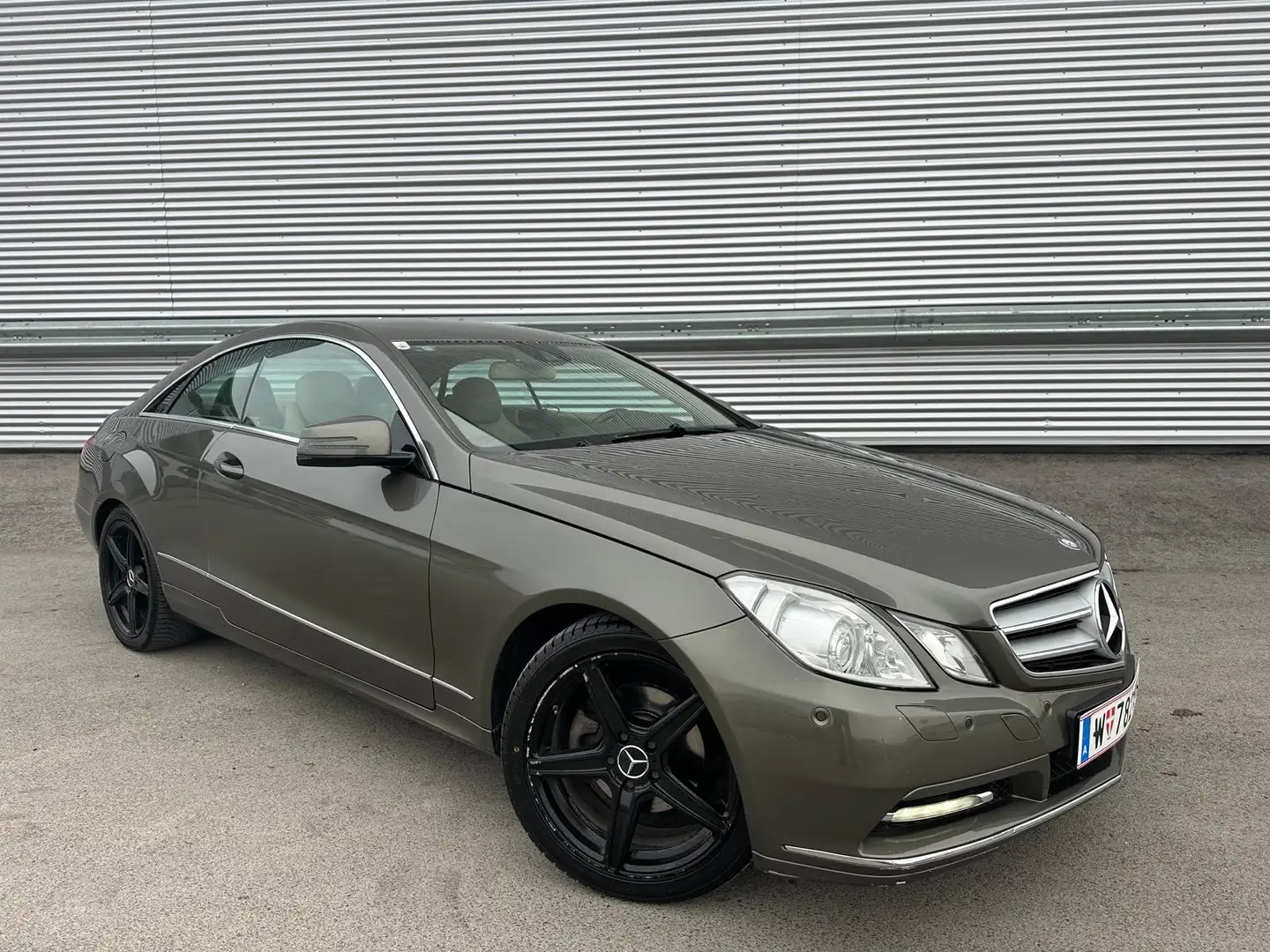 Mercedes-Benz E 220 CDI Aut. BlueEff // LEDER // NAVI // R.KAM // KRED Grau - 2
