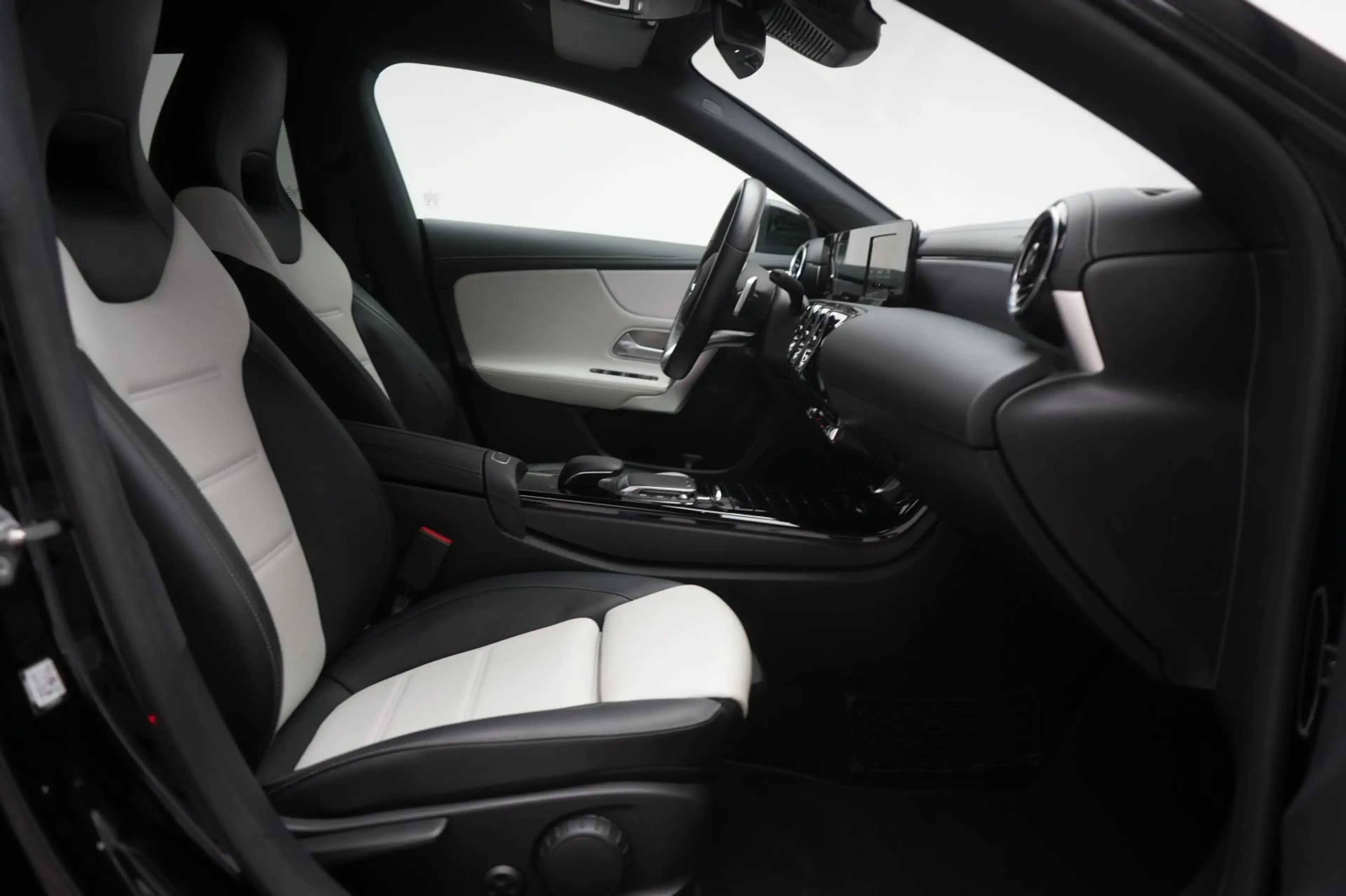 Mercedes-Benz CLA 220 d 8G-DCT  AMG Leder/Distr — photo 7