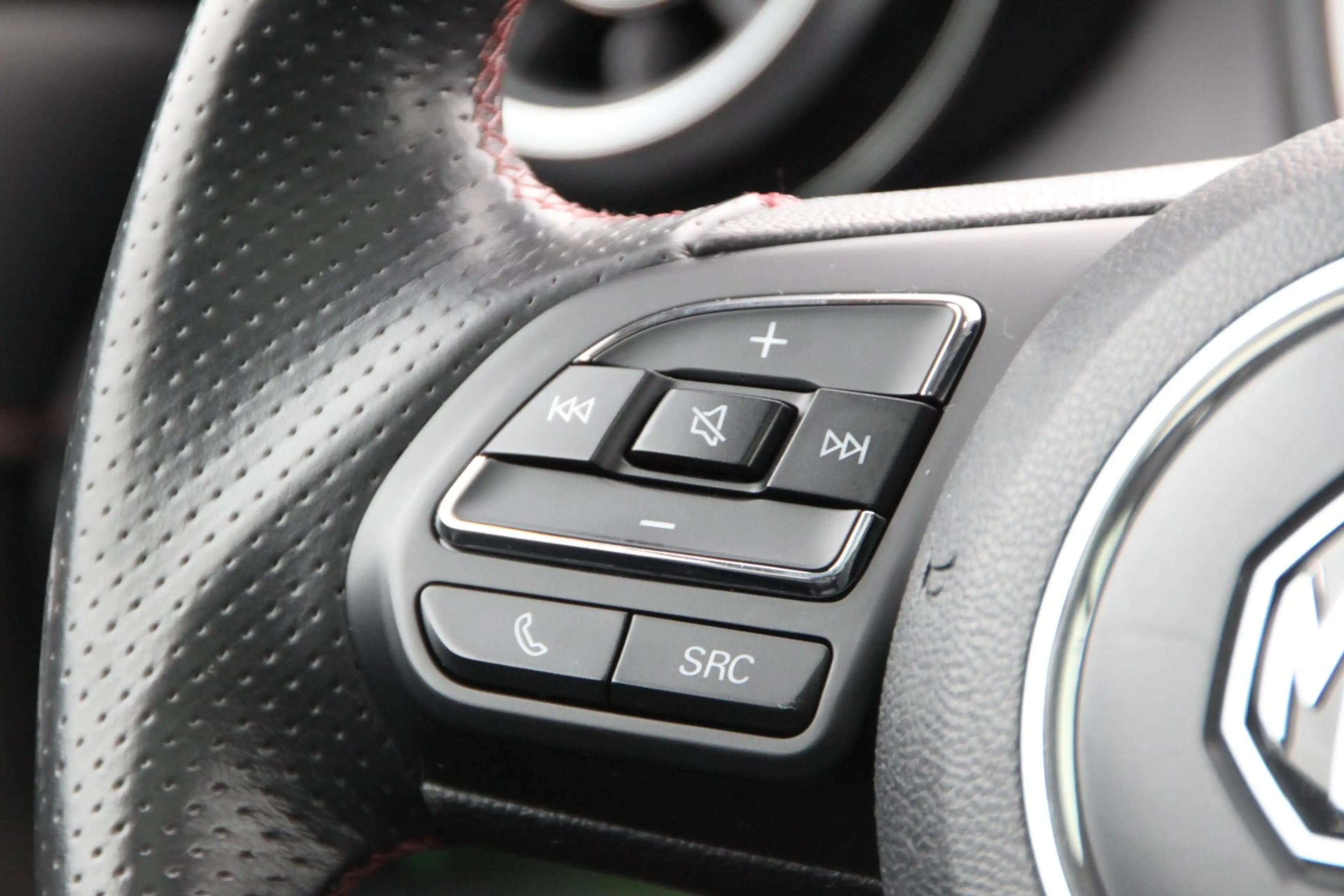 MG EHS 1.5 TGDI Luxury PHEV — photo 14