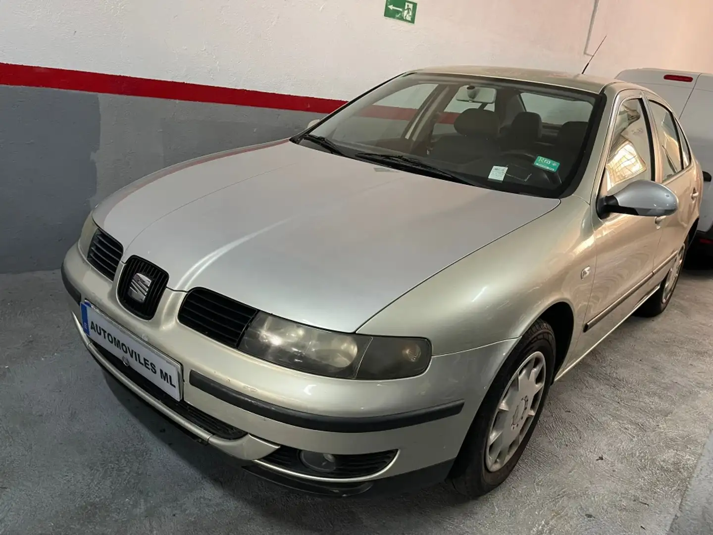 SEAT Leon 1.9TDI Signo-a Gris - 1