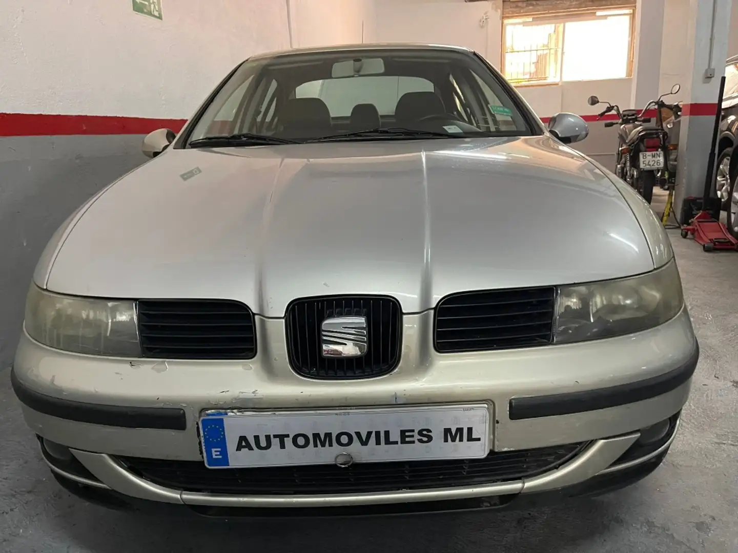 SEAT Leon 1.9TDI Signo-a Gris - 2