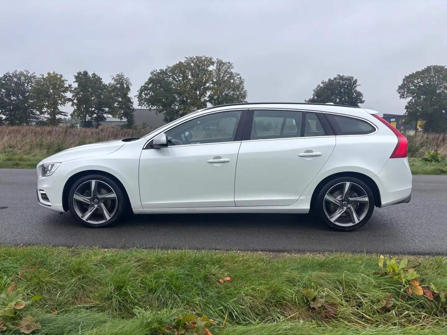 Volvo V60 2,0 D4-R-Design-Leder-Navi-Bliss-Eur6 Weiß - 2