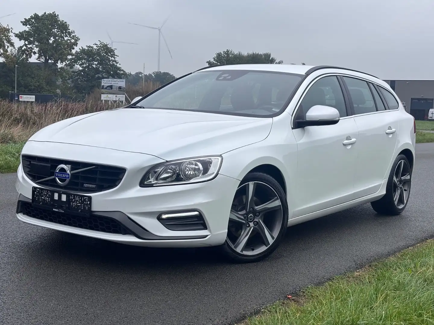Volvo V60 2,0 D4-R-Design-Leder-Navi-Bliss-Eur6 Weiß - 1