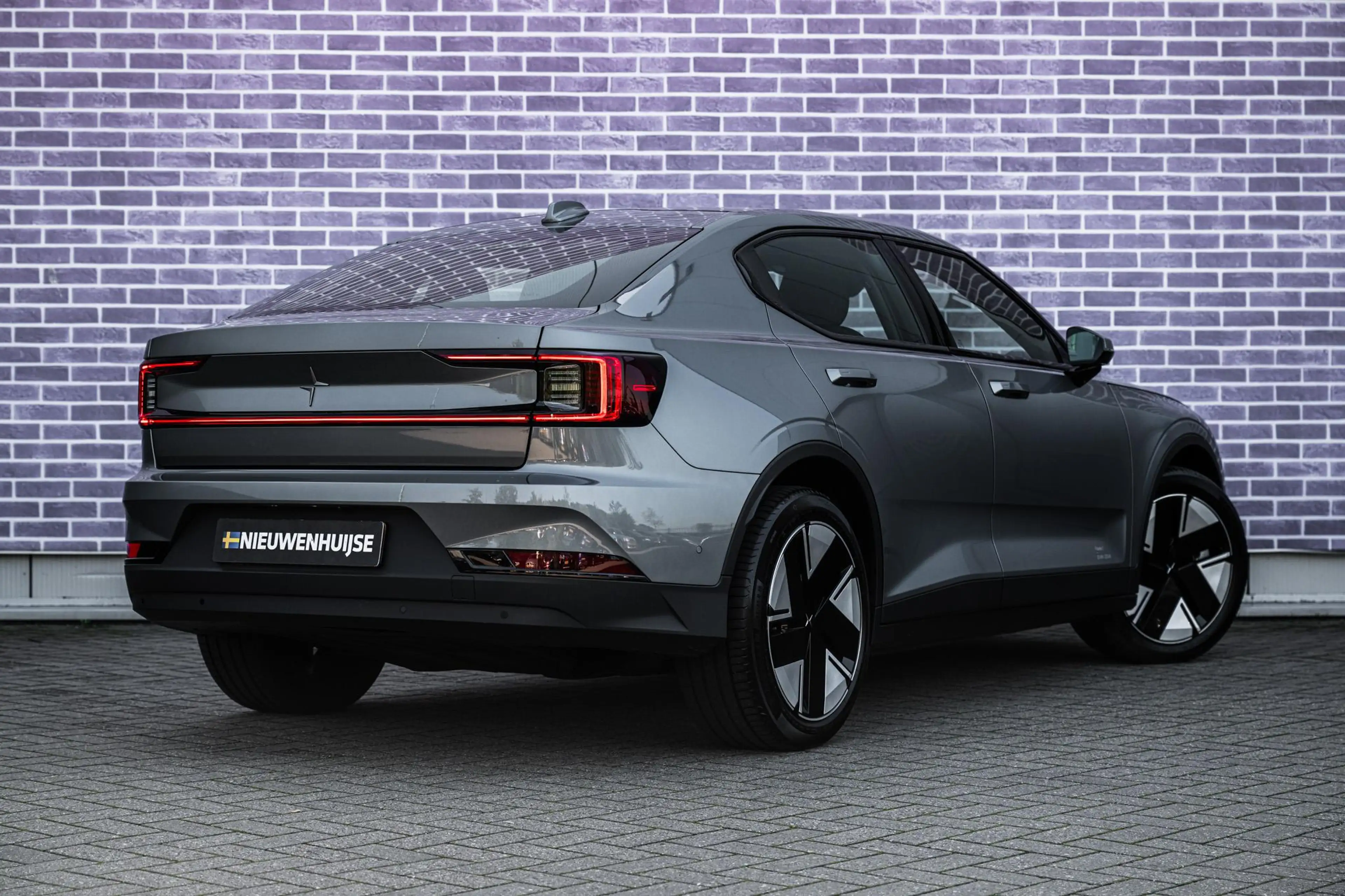 Polestar 2 Long Range Single Motor Plus 82 kWh — photo 2