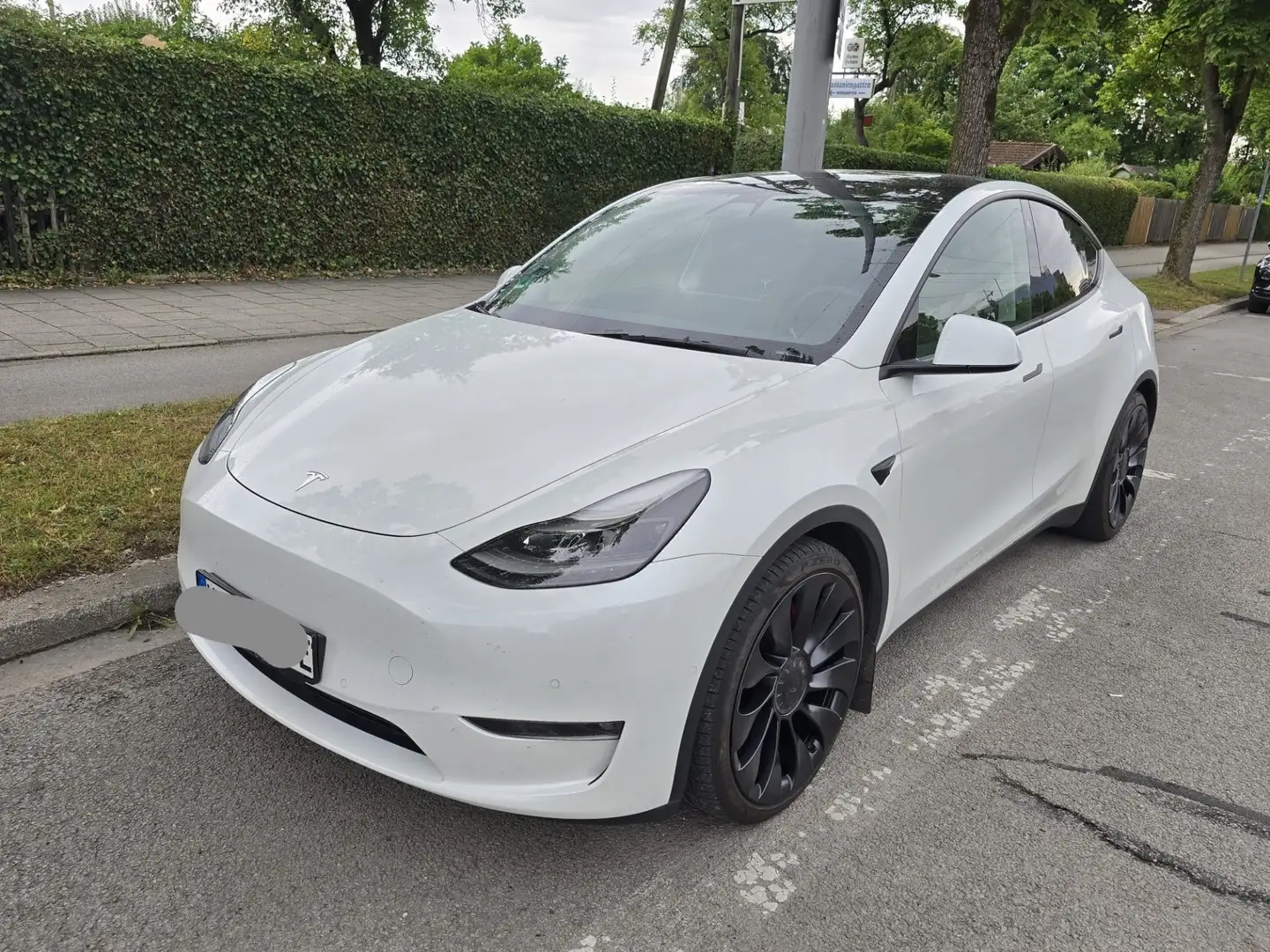 Tesla Model Y Performance Dual Motor AWD - 1